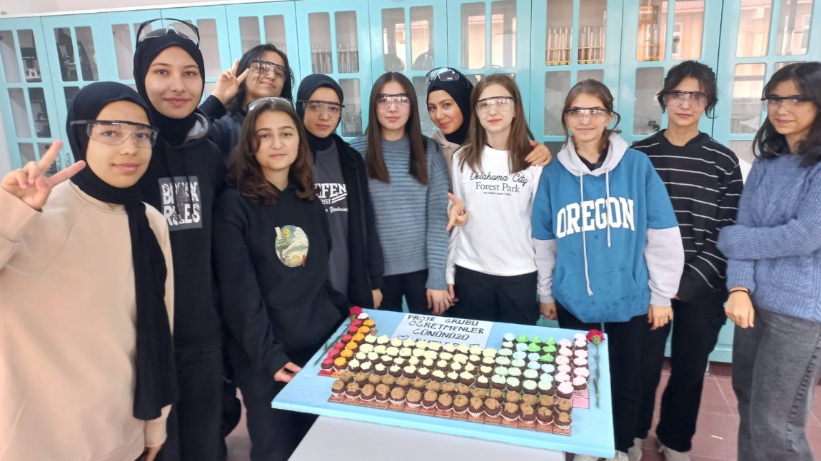 Kimya Proje Grubu Öğrencilerinin Öğretmenler Günü Kutlaması